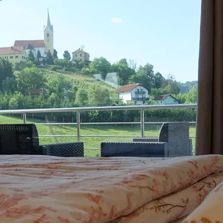 Laura Farm アパート *